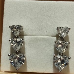 ❤️🎈5/$20 Bundle 🎈Elegant Silver Tone Heart Drop Earrings